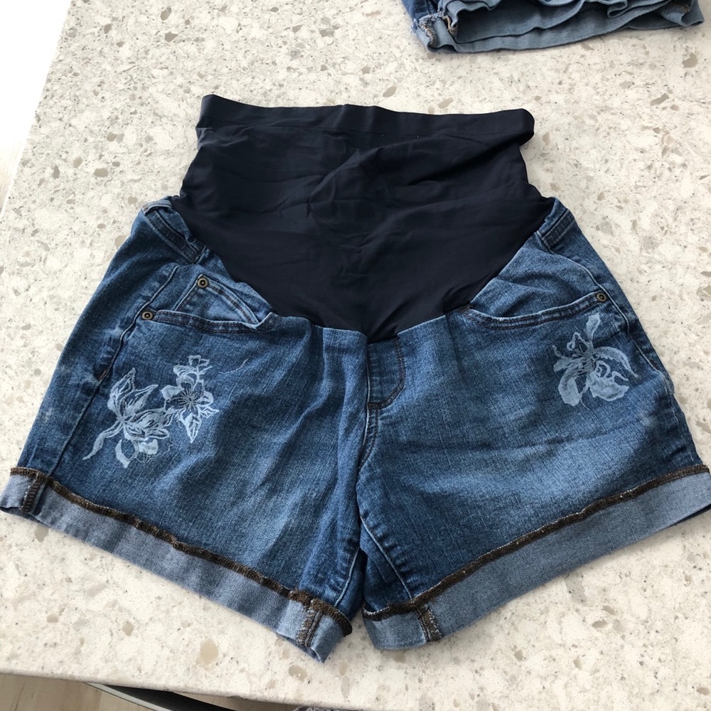 A:Glow maternity shorts